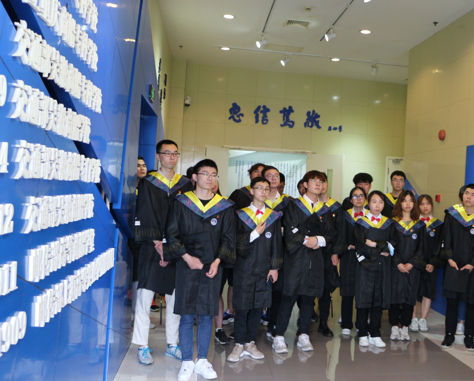 说明: D:\精神文明\评测指标I-4 丰富校园文化，打造特色品牌\II-15 文化育人\图2-6. 学生党员在校史馆上”实景党课“.jpg图2-6. 学生党员在校史馆上”实景党课“