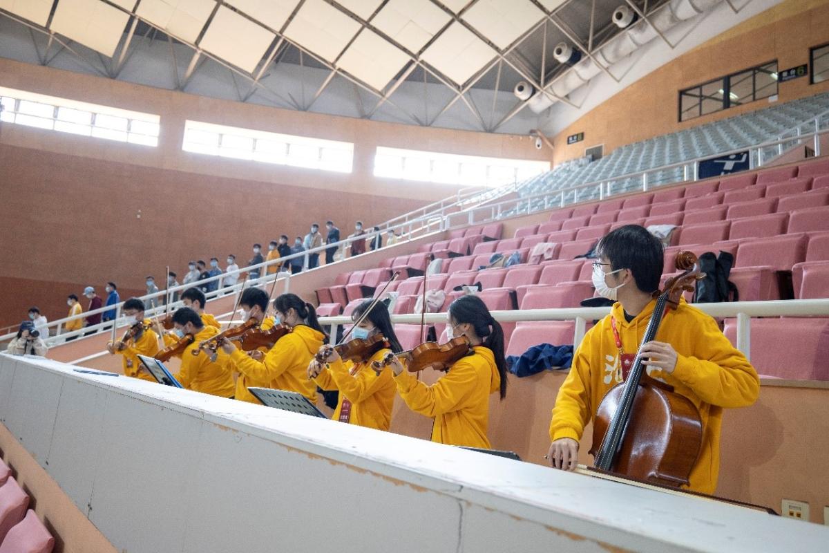 说明: D:\精神文明\评测指标I-4 丰富校园文化，打造特色品牌\II-15 文化育人\图3-8. 室内乐团 核酸现场看台音乐会.jpg图3-8. 室内乐团 核酸现场看台音乐会