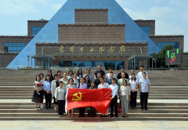 先行启动主题教育组织党员龙华烈士陵园现场学习20190614_0.JPG