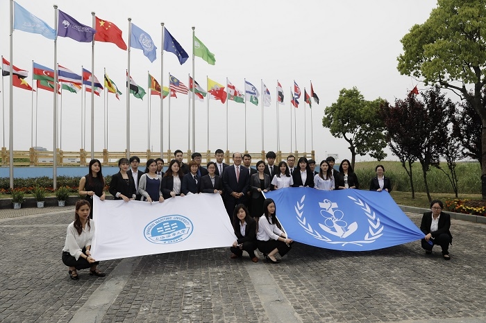 与我校学生合影