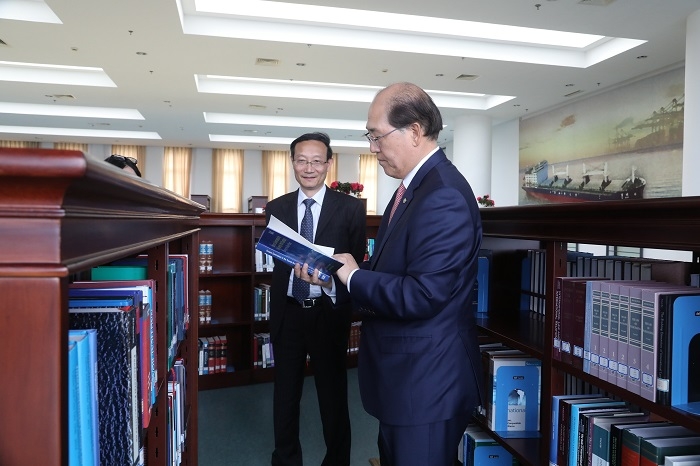 黄有方校长向林基泽秘书长介绍学校有关情况