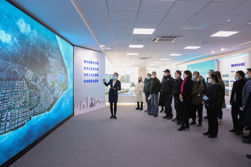 参观临港科技城展示厅