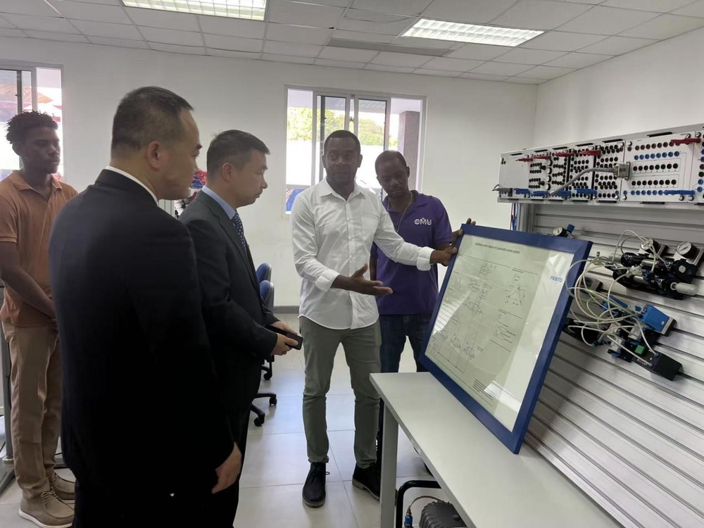 参观加勒比海事大学实验室