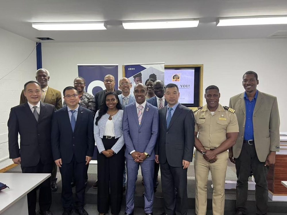 与加勒比海事大学座谈人员合影留念