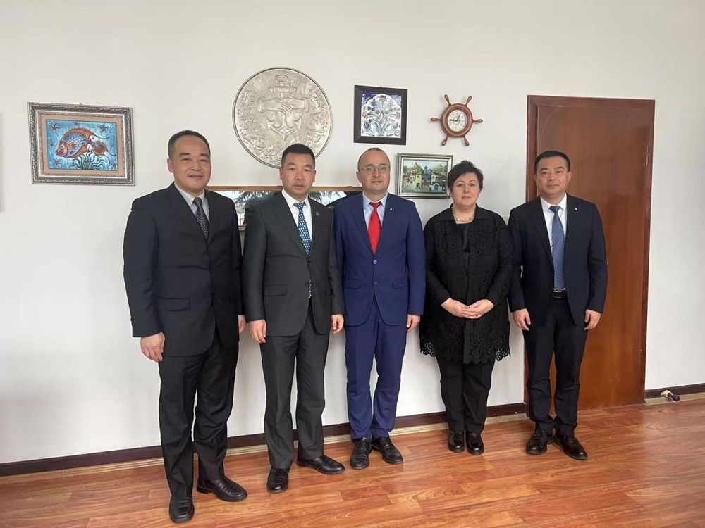 与伊斯坦布尔科技大学海运学院院长奥兹坎•阿尔斯兰教授等合影留念