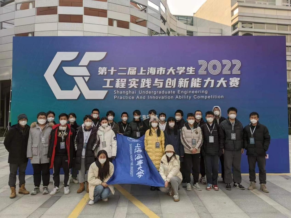 参赛队员及指导老师合影