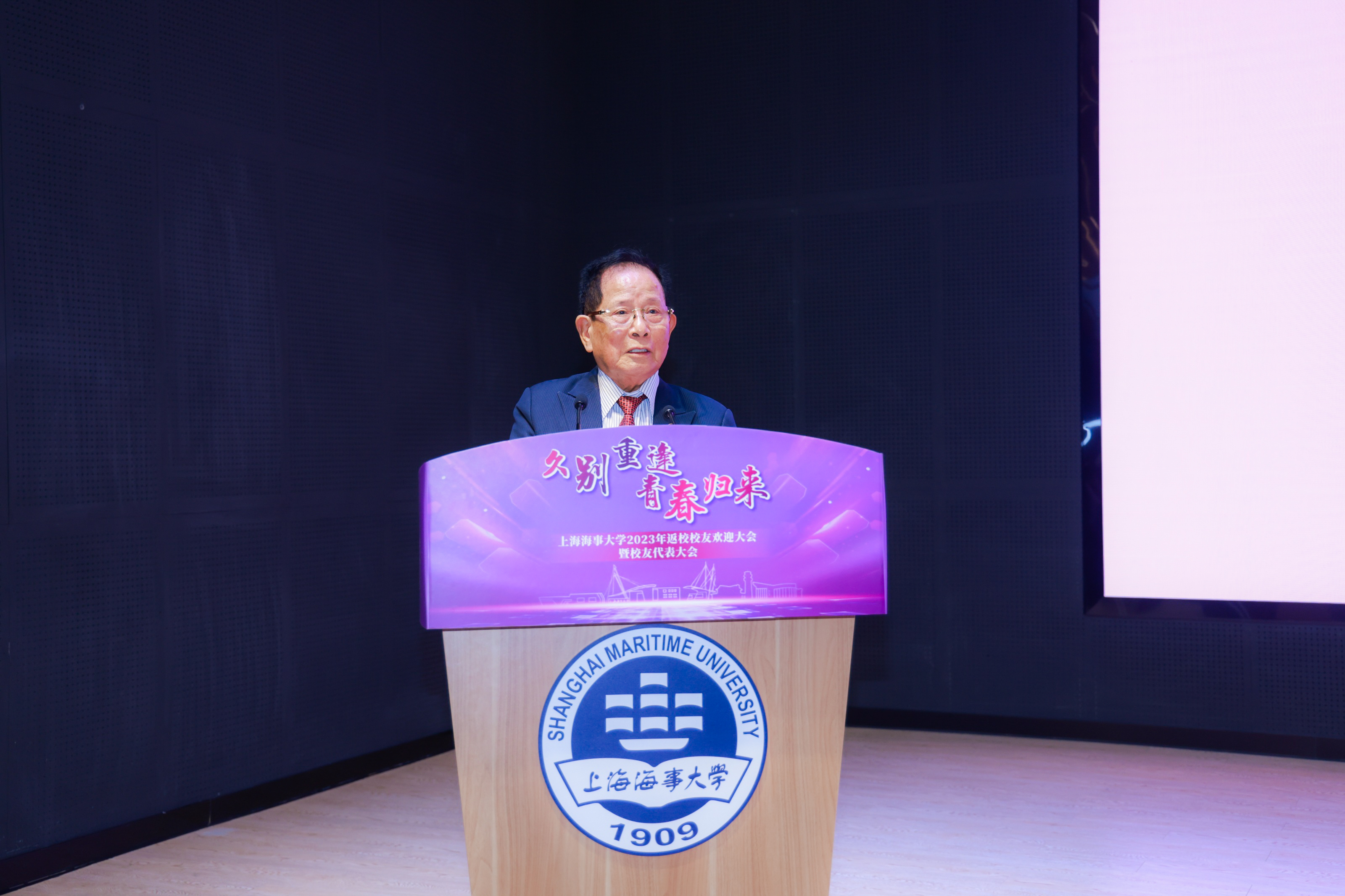 1960级水运管理专业校友、越南留学生陈文周发言