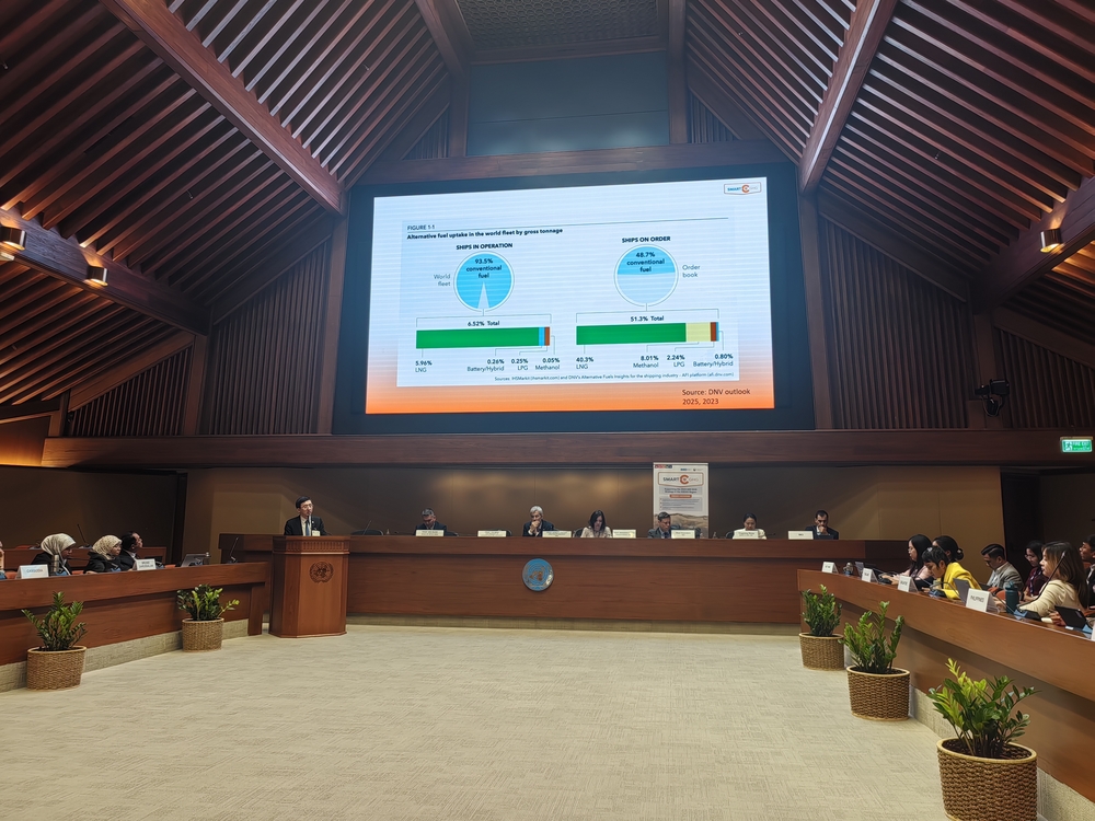 学校代表在“航运温室气体排放数据和国家行动计划”区域研讨会上发表演讲
