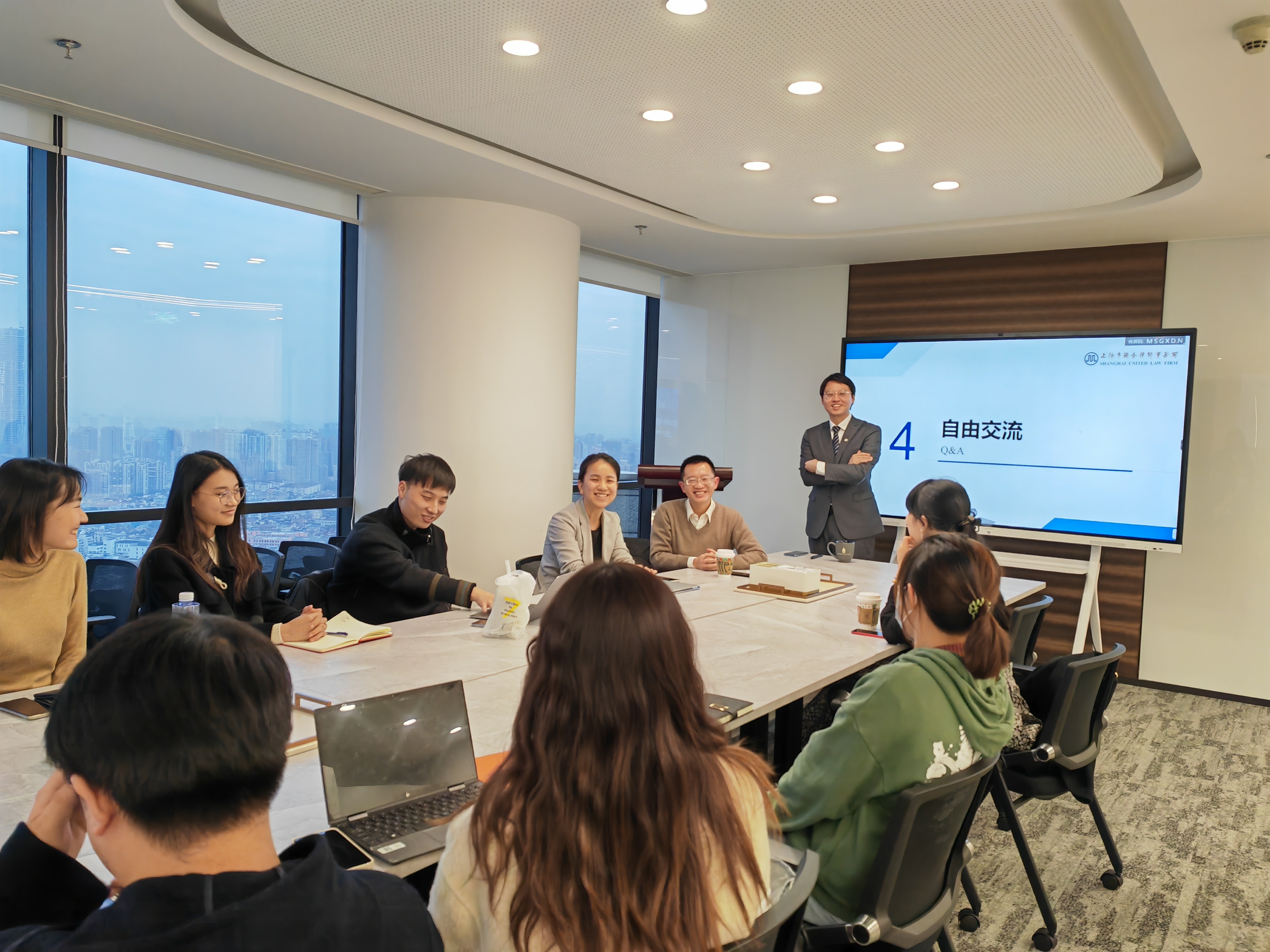 郑睿老师带学生到律师事务所交流