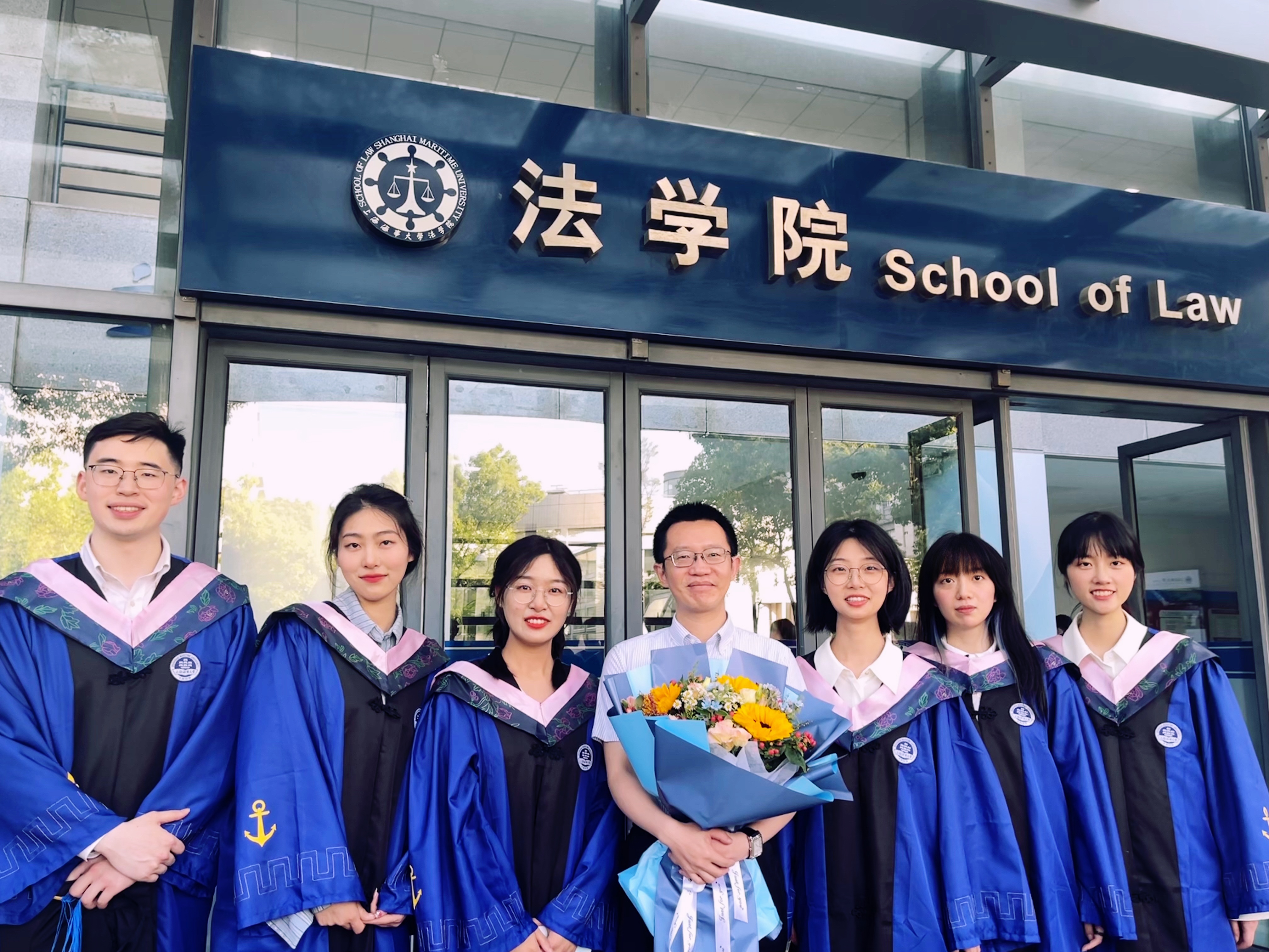 郑睿老师和研究生毕业生合影