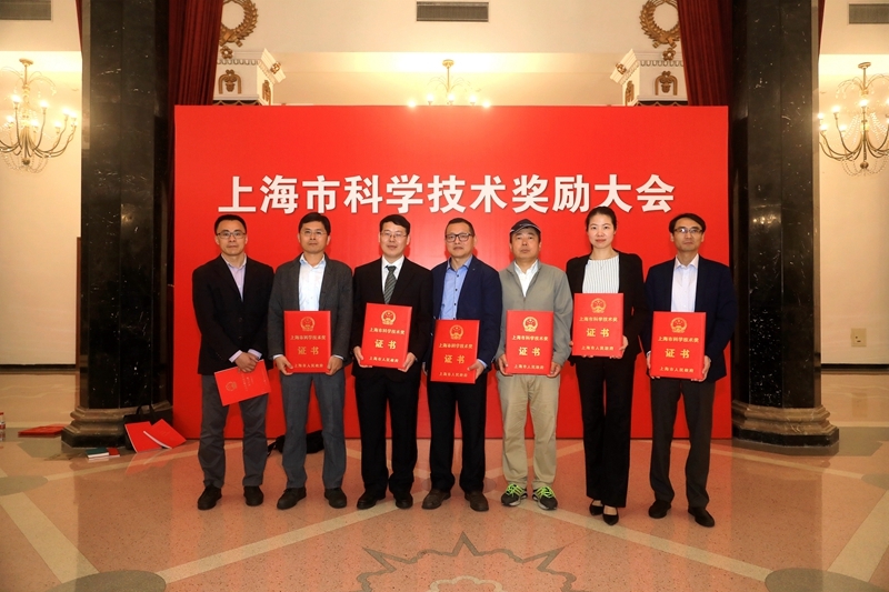 获奖教师代表及科技处人员合影