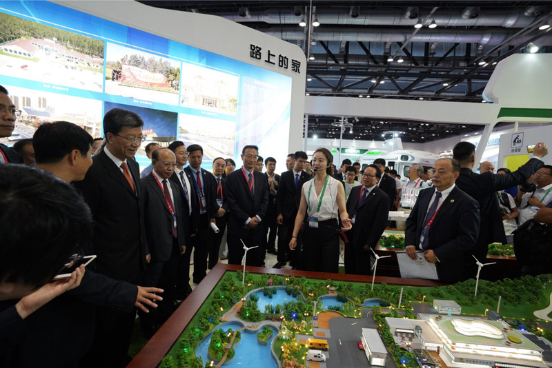 与会领导参观世界交通大会展台