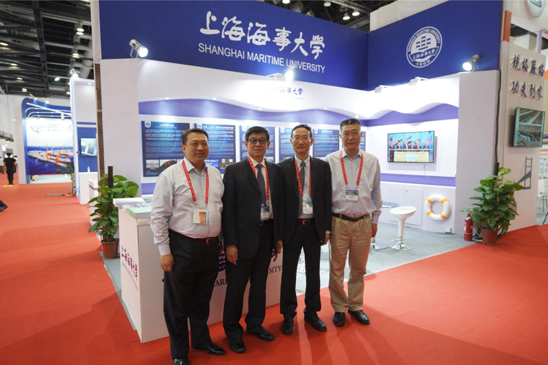 我校展台前合影