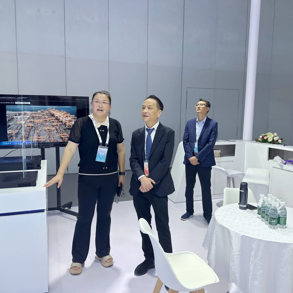 严伟副校长参观学校展厅