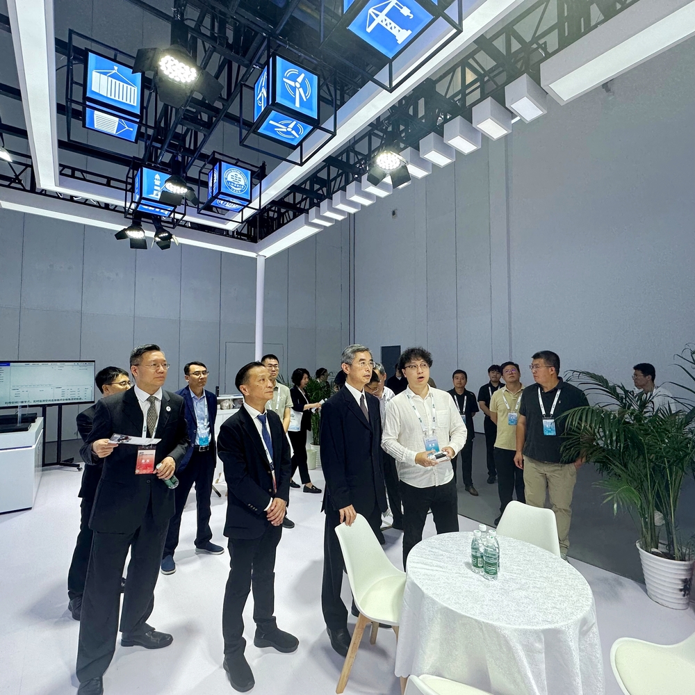 全球可持续交通创新联盟领导参观学校展厅