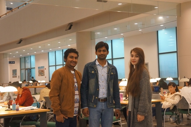 阿杜和同学们在一起