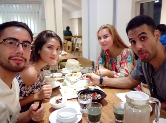 袁超和留学生们在一起吃中国菜