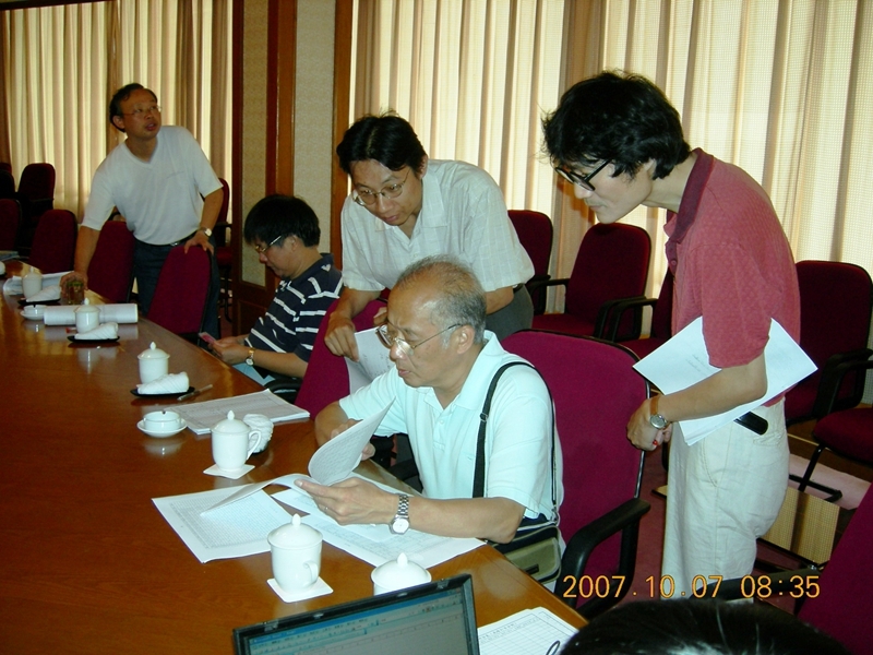 丁颂康教授在阅卷中