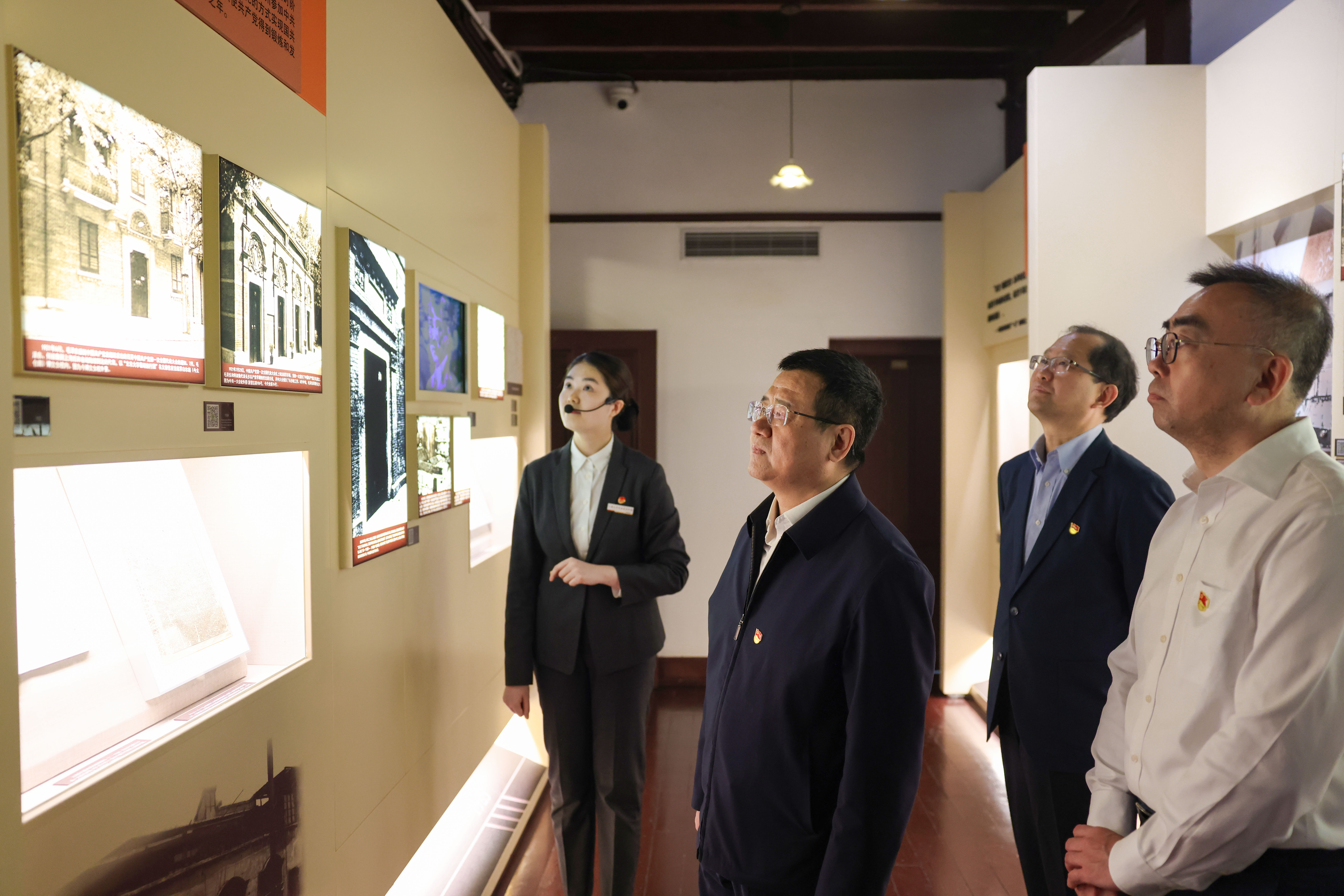 在毛泽东旧居陈列馆参观学习