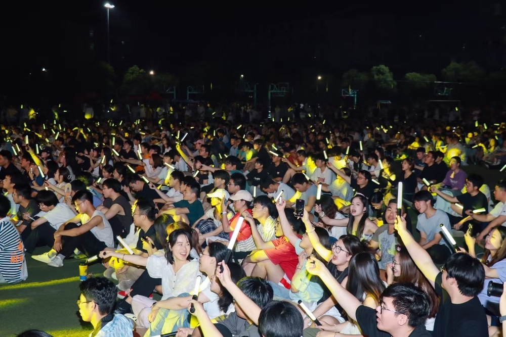 观众沉浸在晚会氛围中