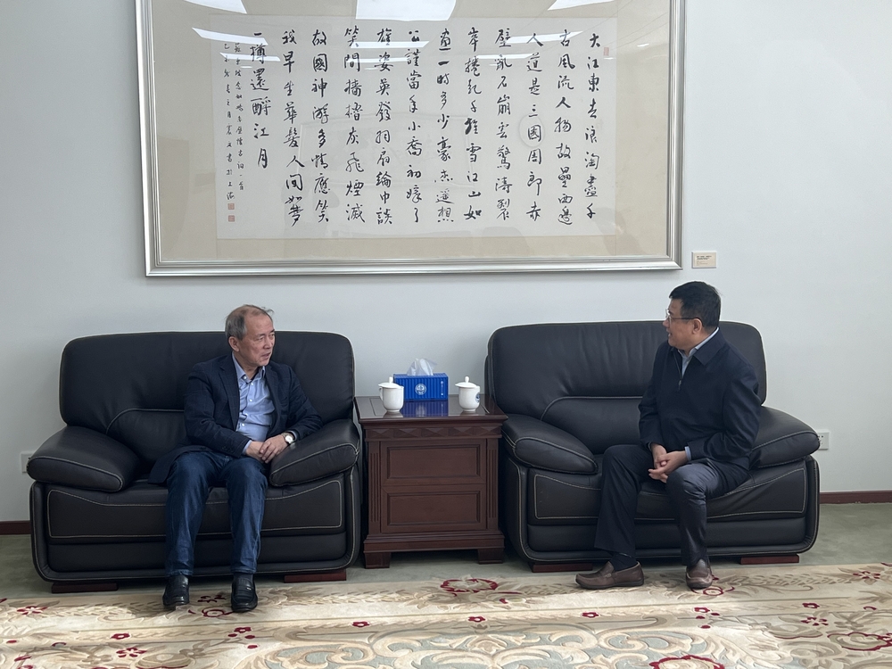 党委书记宋宝儒与曲建武教授亲切交谈