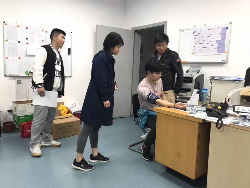 校医院医生加班为志愿者体检