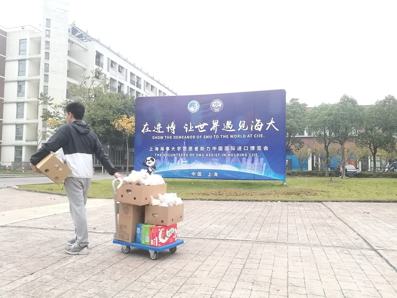 为志愿者搬运早餐