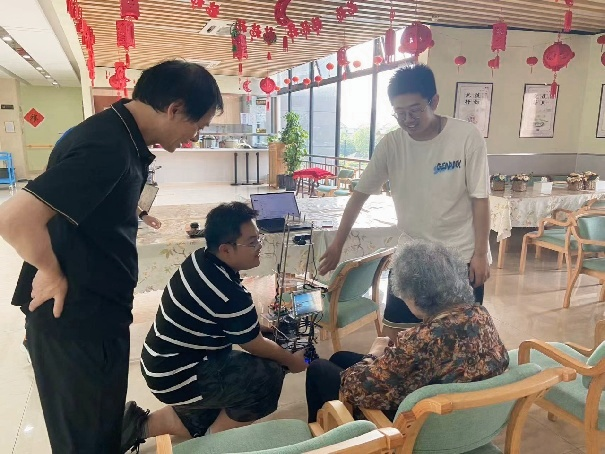 邵鑫浩在社区服务中心调研实践