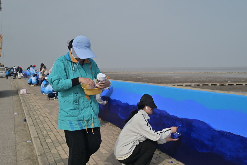 颜料组志愿者进行颜料调色和发放