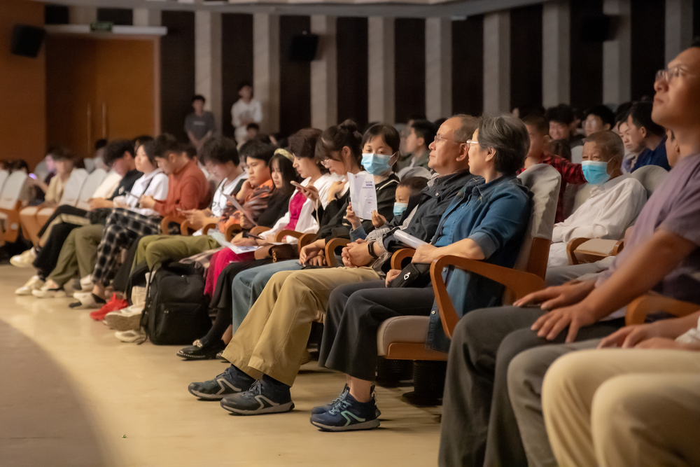 观众认真欣赏音乐