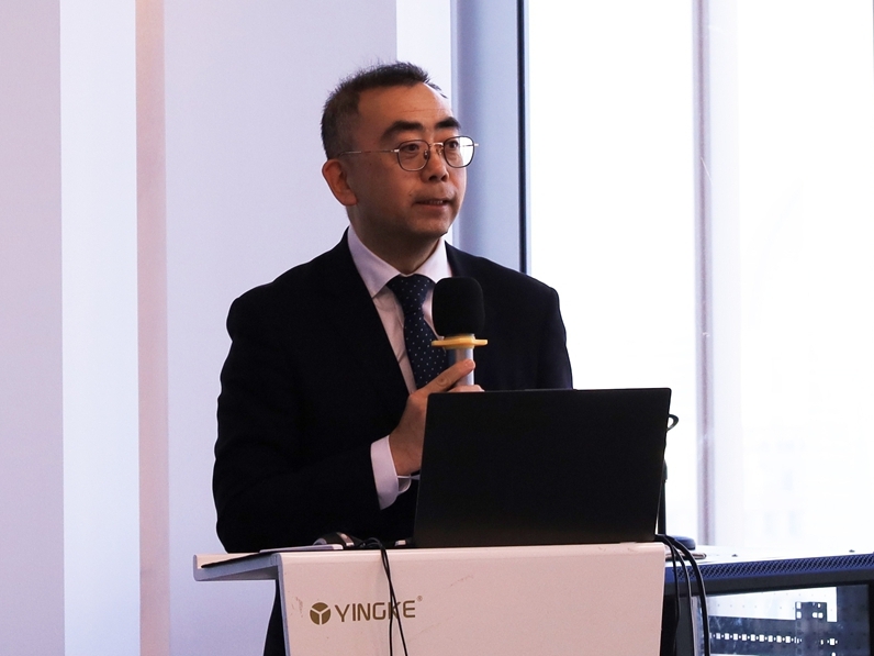 上海海事大学党委副书记、纪委书记严大龙主持开幕式