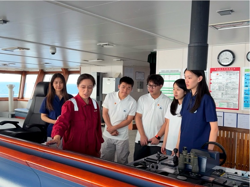 雪龙”号二副、商船学院李毓敏老师为试航师生介绍驾驶台设备