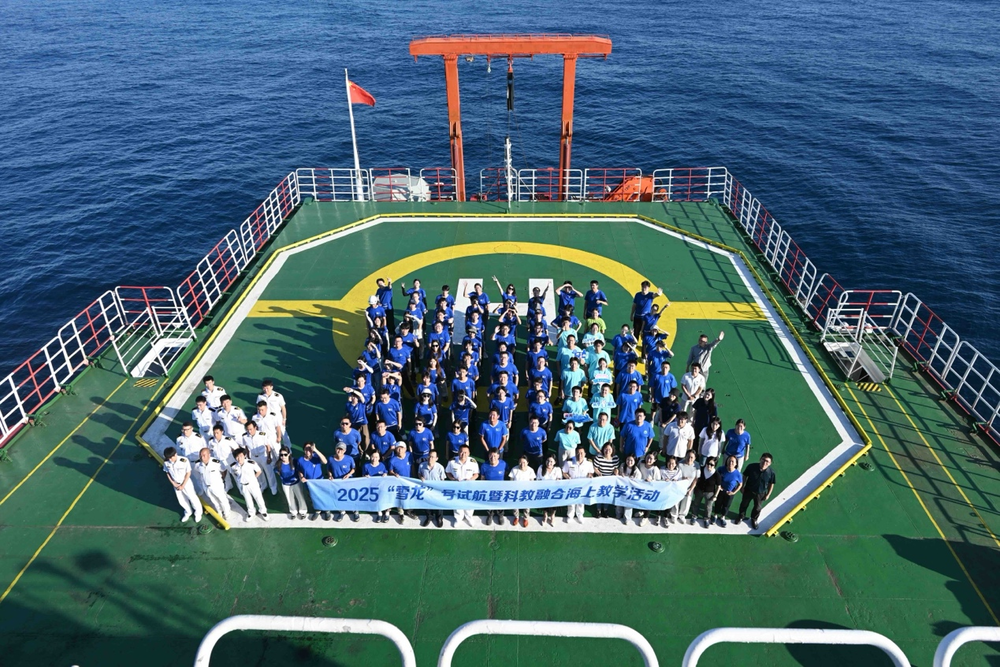 全体试航人员合影