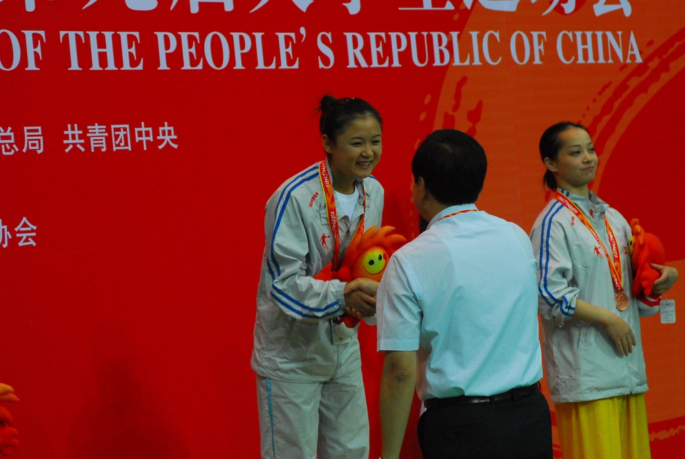 上海市副市长沈晓明为李娜颁奖并表示祝贺