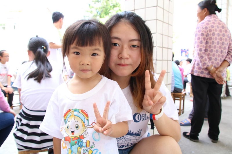 小马老师与小班同学合照