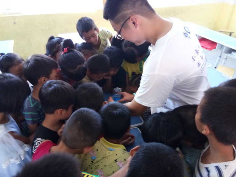 与低年级学生们合影