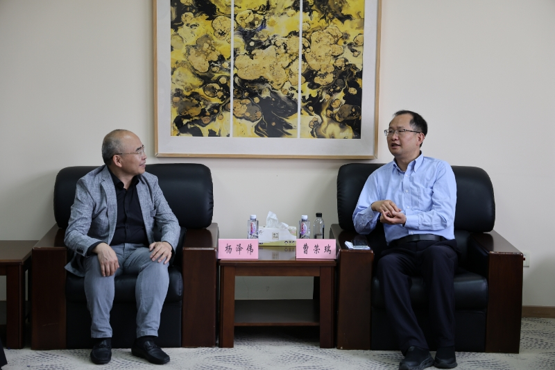 曹瑞荣副书记与杨泽伟教授进行座谈