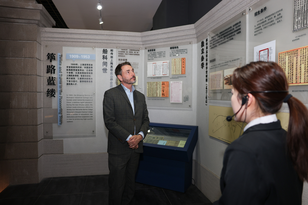 参观校史馆