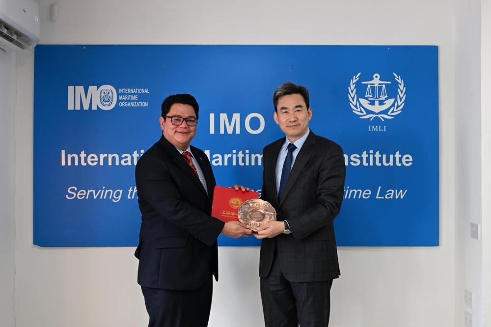 与国际海商法学院院长诺曼•A•马丁内斯•古铁雷斯教授互赠纪念品