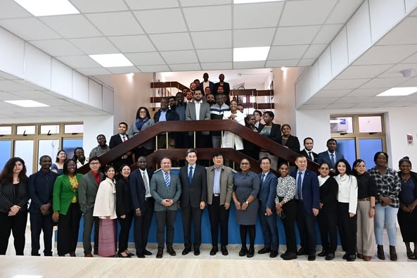 与国际海商法学院国际留学生合影