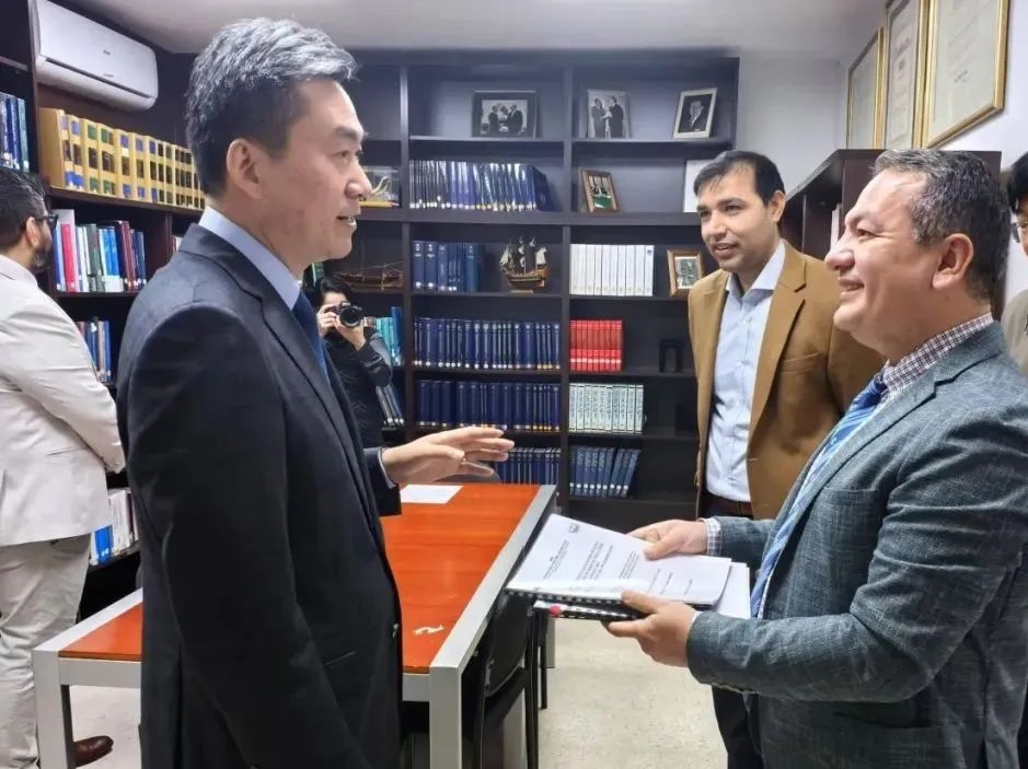 参观国际海商法学院图书馆