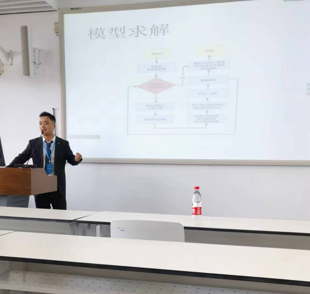 一等奖团队成员、交通运输学院研究生陈振华参加学术交流