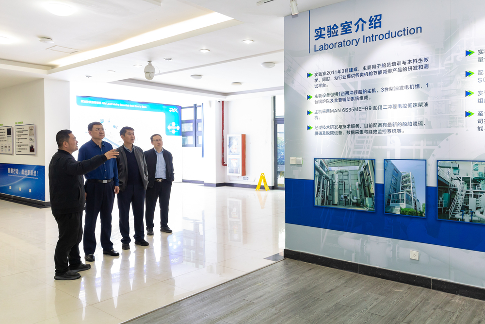 参观学校船舶综合机舱实验室