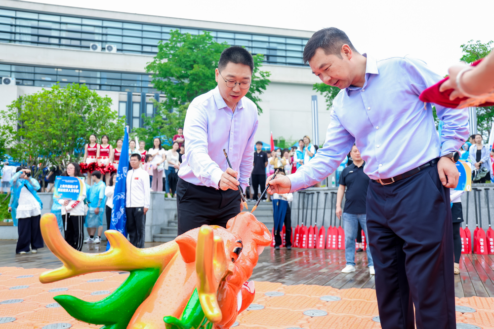 与会领导共同为龙舟点睛