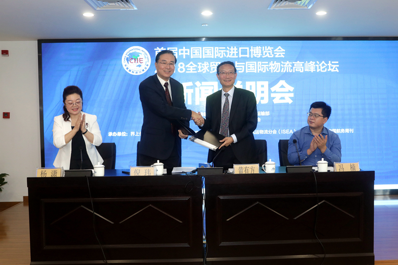 中国交通运输协会副秘书长倪玮与上海海事大学校长黄有方签订联办协议