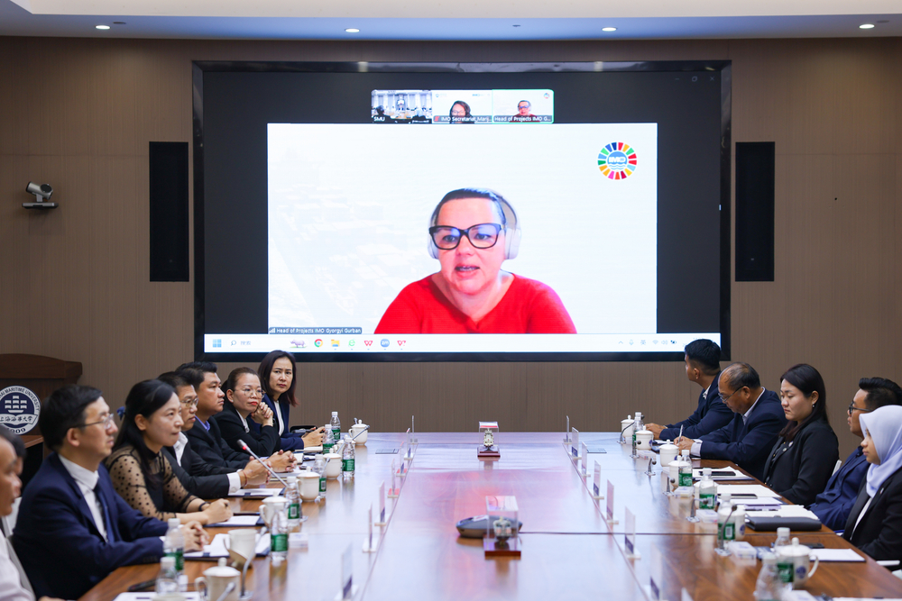 国际海事组织合作与项目部项目主管乔尔吉·古尔班女士发言