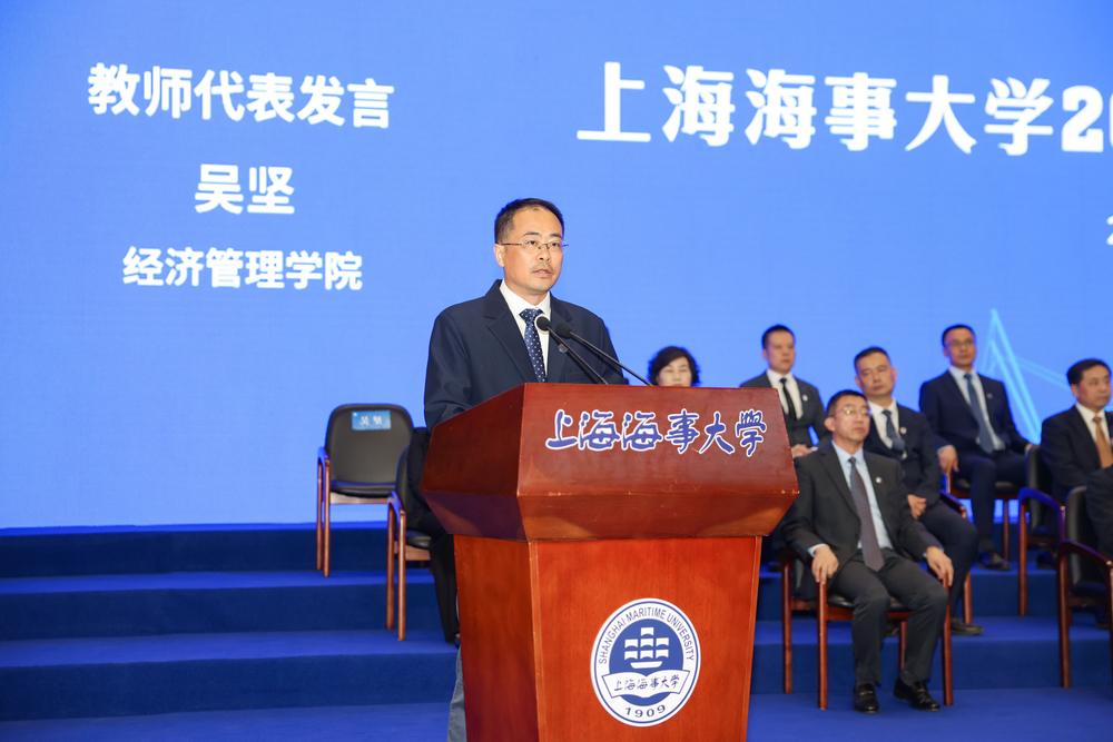 教师代表吴坚发言