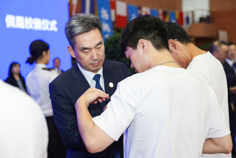 初北平校长为新生佩戴校徽