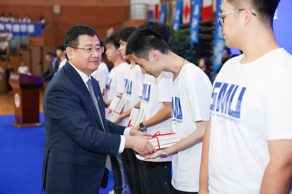 宋宝儒书记为新生代表赠书