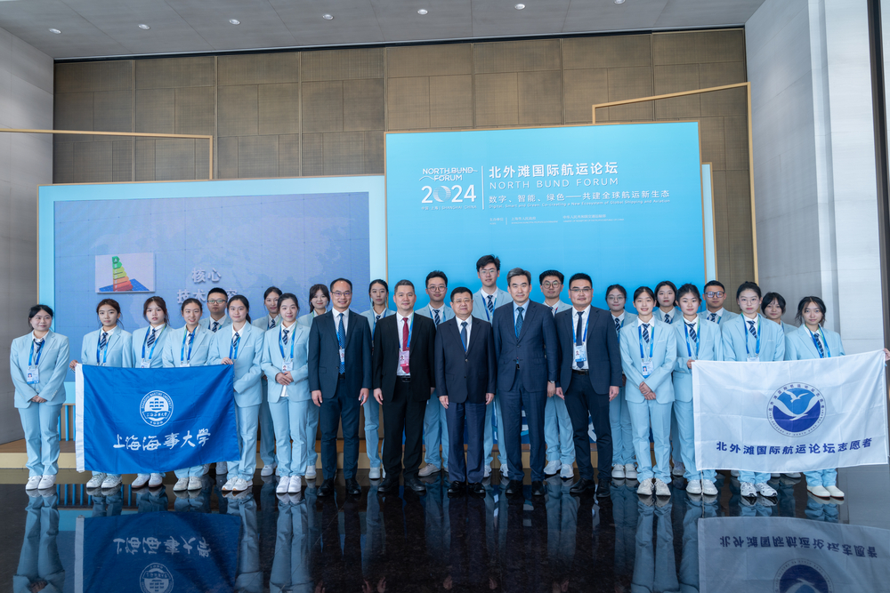 校党委书记宋宝儒、校长初北平与志愿者合影